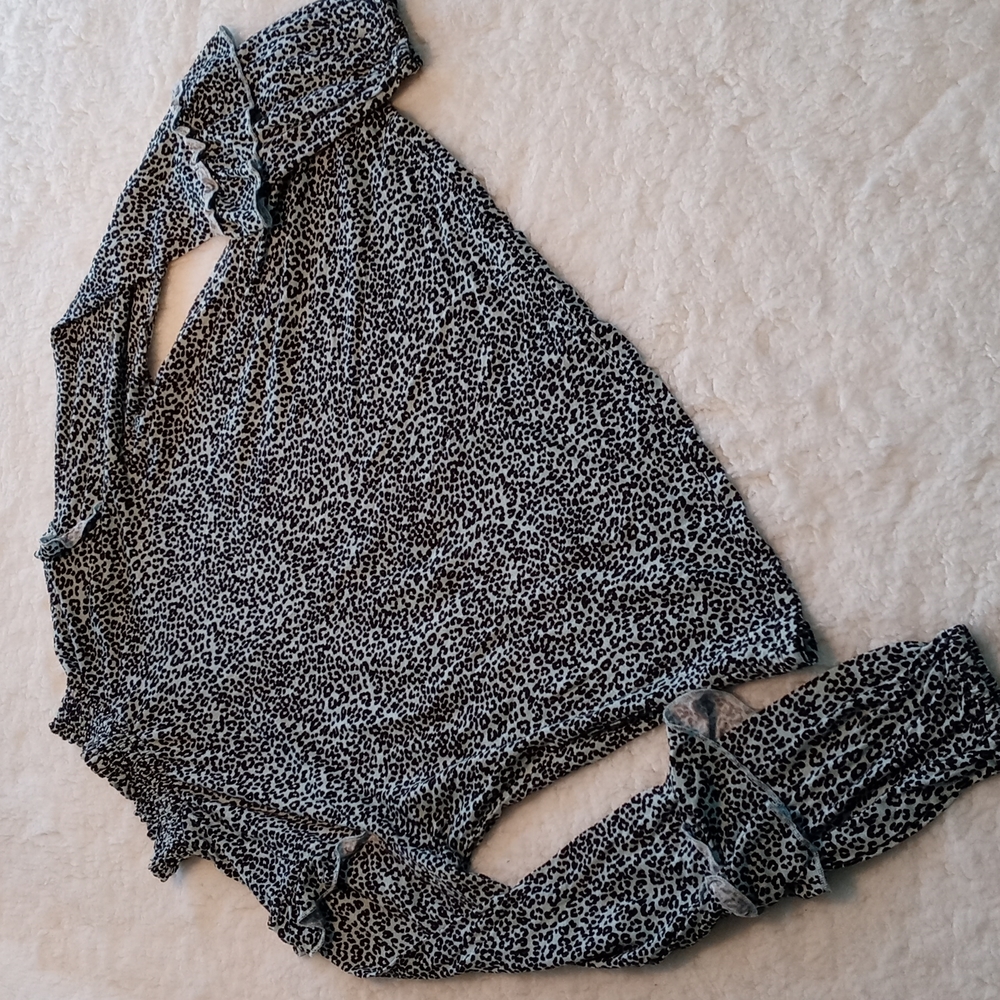 Cute Lovefire blouse Size Lg but looks small